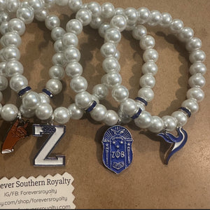 One Zeta pearl bracelet.