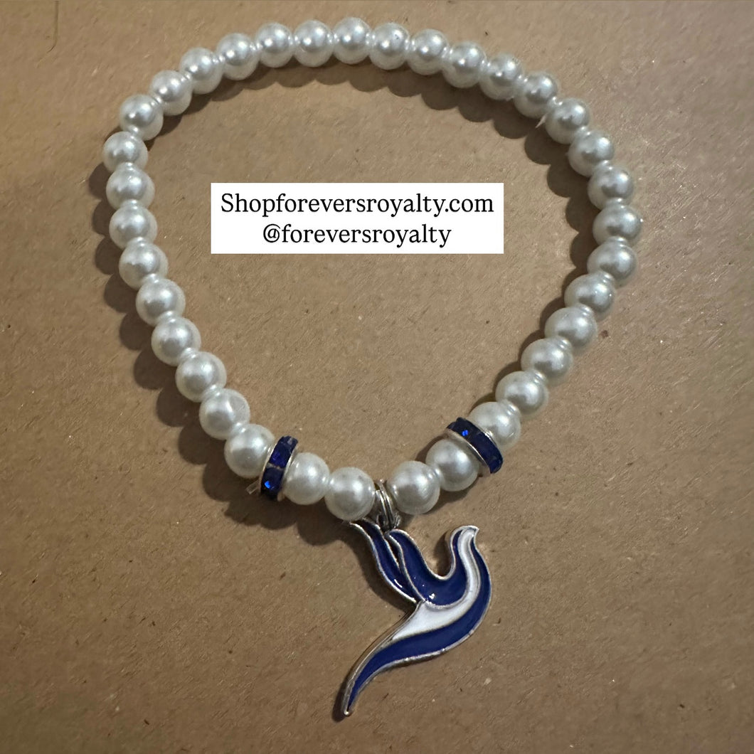 Blue Zeta pearl bracelet.