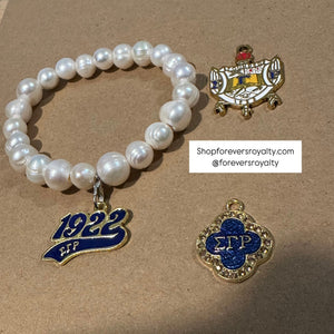 The Sigma pearl bracelet.